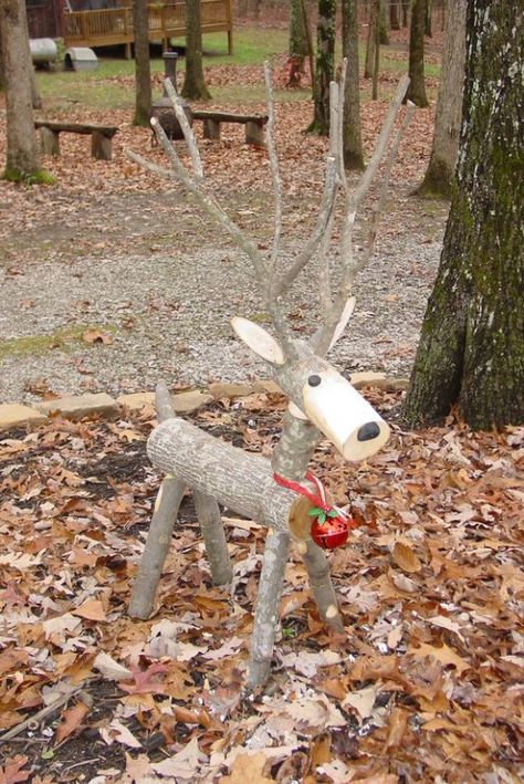 Reclaimed Log Reindeer #Christmas #reclaimedwood #decorhomeideas Diy Tree Branch Reindeer, Christmas Wooden Reindeer, Birch Reindeer How To Make, Reindeer From Wood Logs, Reindeer Logs How To Make, Diy Yard Reindeer, Diy Log Reindeer, Birch Tree Reindeer Diy, Reindeer Out Of Logs