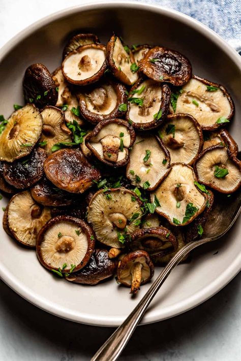 Learn how to roast shiitake mushrooms for an easy, healthy, and quick appetizer or a side dish. Mushroom Substitute, Crispy Mushrooms Recipe, Type Of Mushrooms, Shiitake Mushroom Soup, Shiitake Mushrooms Recipes, Mushrooms Recipes, Comfort Recipes, Mushroom Appetizers, Vegetarian Italian