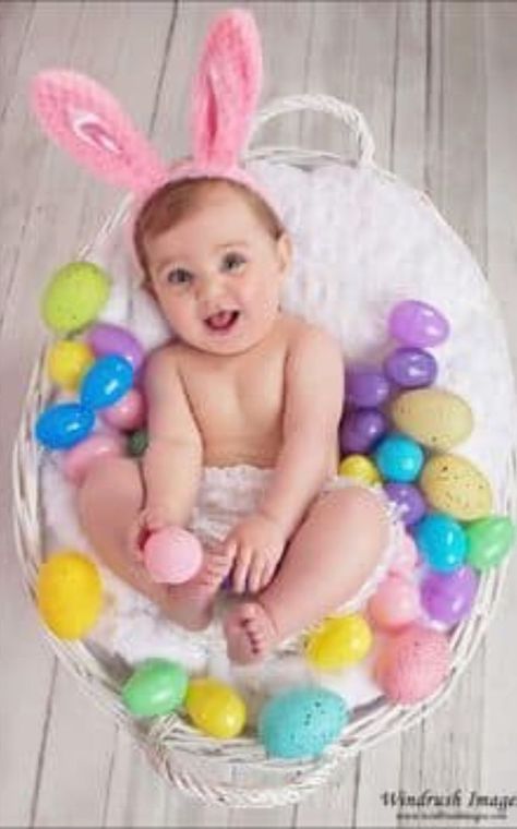 Lovely Babies Holiday Baby Pictures, Baby Easter Pictures, Easter Newborn, Baby Holiday Photos, Easter Baby Photos, Easter Photoshoot, Easter Photography, Baby Milestones Pictures, Idee Babyshower