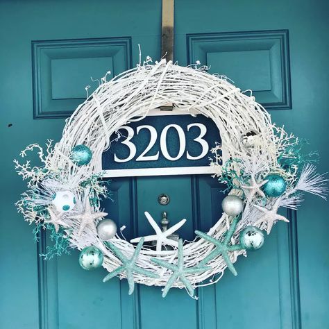 Seashore Decor, Beach Christmas Trees, Beach Christmas Decorations, Beach Christmas Ornaments, Coastal Christmas Tree, Coastal Wreath, Christmas Door Wreath, Christmas Beach, Front Door Christmas Decorations