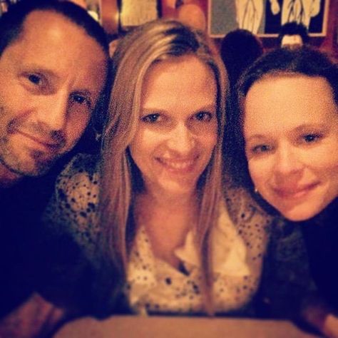 "Hocus Pocus" cast reunited! 10/31/15 via @VinessaShaw. Omri Katz (Max), Vinessa Shaw (Allison), and Thora Birch (Dani). Max And Allison Hocus Pocus, Allison Hocus Pocus, Hocus Pocus Cast, Omri Katz, Vinessa Shaw, Halloween Cast, Max Dennison, Hocus Pocus Movie, Winifred Sanderson