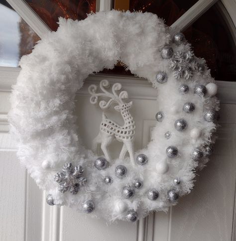 Christmas Yarn Wreaths, Foam Wreath, Crochet Christmas Wreath, Holiday Wreaths Diy, Easy Diy Wreaths, Christmas Wreaths Diy Easy, Christmas Mesh Wreaths, Yarn Wreath, Wreath Decoration