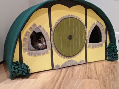 Cardboard Hobbit House, Hobbit Cat House, Inside Hobbit House, Cardboard Box Cat House, Cardboard House For Cats, Homemade Cat House, Cardboard Cat House Diy, Dorm Cat, Cat Cardboard House