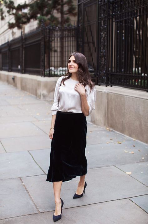 Black Velvet Midi Skirt Outfit, Black Velvet Skirt Outfit Winter, Velvet Pencil Skirt Outfit, Velvet Midi Skirt Outfit, Velvet Skirt Outfit Winter, Black Velvet Skirt Outfit, Velvet Skirt Outfit, Blundstone Style, Nyc Vibes