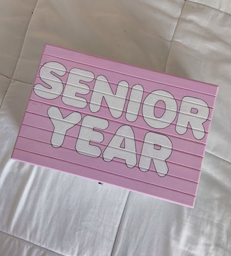 Senior Year Ideas Memories, Graduation Memories Ideas, Memories Box Diy, Senior Year Diy, Senior Year Scrapbook, School Memories Scrapbook, Senior Year Things, Senior Year Fun, Graduation Memories