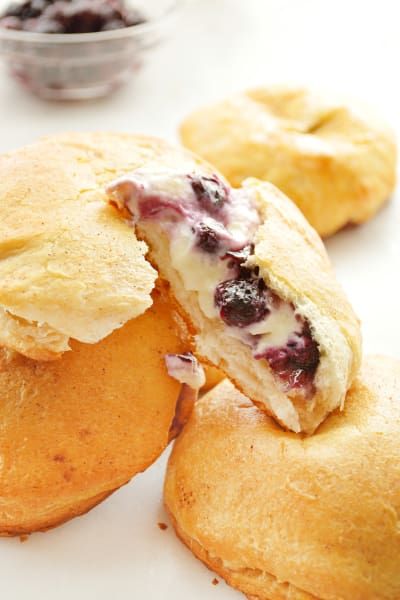 Blueberry Biscuit Bombs is the perfect marriage of blueberries and cream cheese. The flaky biscuits make every bite amazing! Grand Biscuit Recipes, Mellow Mushroom Pizza, Pillsbury Biscuit Recipes, Blueberries And Cream, Blueberry Biscuits, Pillsbury Biscuits, Blueberry Pie Filling, Pillsbury Recipes, Flaky Biscuits