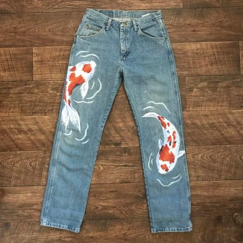 Upcycle Clothes Painting, Jeans With Painting, Designs On Jeans Paint, Drawing On Jeans Ideas Easy, Painting Ideas For Pants, Denim Art Jeans, Art On Jeans Pants, Jeans With Drawings On Them, What To Paint On Jeans