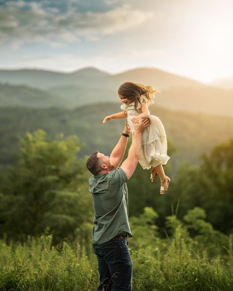 Weeeeee! Mountains and sunsets and playing games with dad. ☀️ Father Son Photos, Toddler Pictures, Outdoor Pictures, Family Shoot, Fall Pictures, Fall Photos, Children And Family, Baby Photoshoot, Kids Pictures