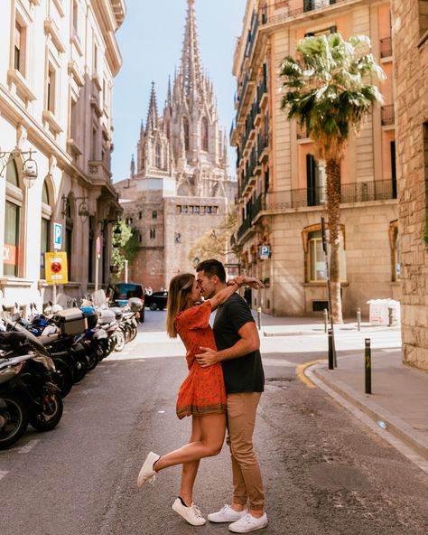 What To Do In Barcelona, Couple Travel Photos, Things To Do In Barcelona, Best Cities In Europe, To Do In Barcelona, Barcelona Spain Travel, Travel Pose, Spain Photography, Travel Outfit Summer