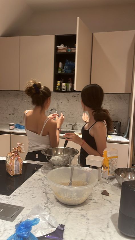 Baking With Friends Photos, Baking With Bestie, Bff Sleepover Pics, Baking With Friends Aesthetic, Sleepover Pictures, Best Friend Sleepover, Bestie Pic Ideas, Bsf Aesthetic, Baking With Friends