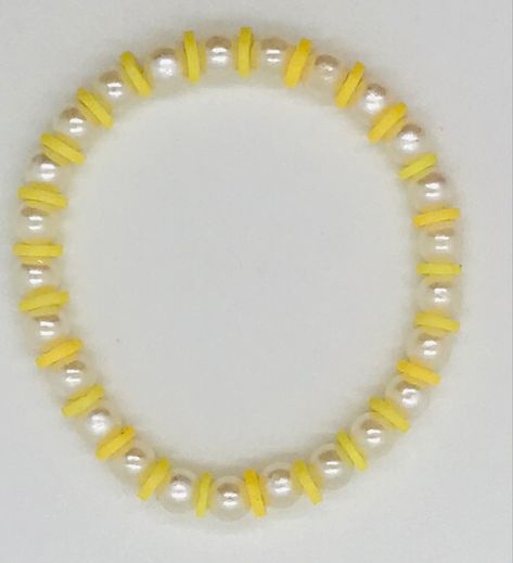 Bracelet Business, Clay Bead Necklace, Preppy Bracelets, Bracelets Ideas, Yellow Bracelet, Friendship Bracelets With Beads, Bead Charms Diy, Clay Bracelet, Diy Bracelet Designs