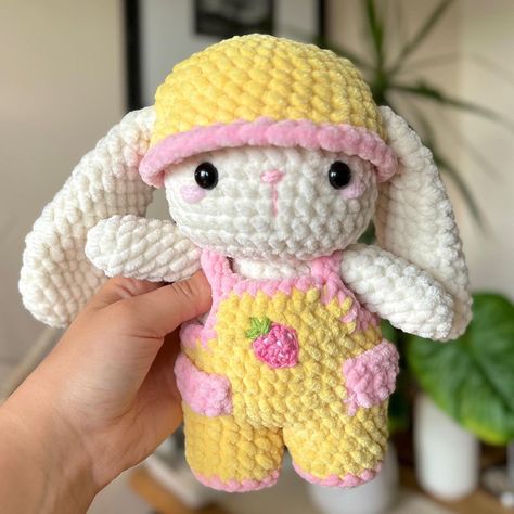 💗🌸PATTERN RELEASED!🧁🎀 Thanks again to all the testers for their help and creativity🥹🪷 If you can share this post on your… | Instagram Plushie Crochet Pattern Free, Bunny Crochet Pattern Free, Bunny In Hat, Crochet Plushies Pattern, Chunky Yarn Crochet Pattern, Strawberry Bunny, Bunny Onesie, Granny Square Crochet Patterns Free, Easy Crochet Animals