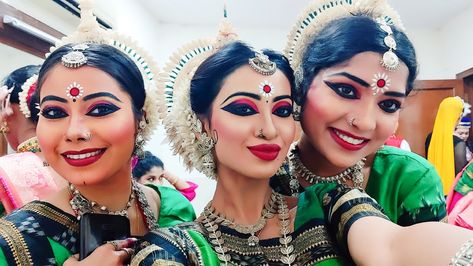 Odissi Makeup, Makeup For Dance, Indian Classical Dance, Dance Makeup, Classical Dance, Hindu Deities, Dance Art, Poets, Dancer