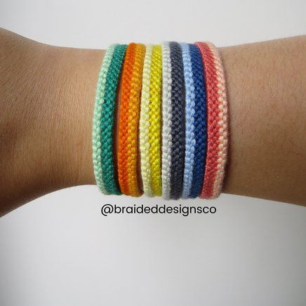 Normal pattern #75197 | BraceletBook Single Color Friendship Bracelet Pattern, One Color Friendship Bracelet Patterns, Zigzag Friendship Bracelet Pattern, Embroidery Floss Bracelets Patterns, Bracelet Book Patterns Easy, Triangle Friendship Bracelet, Embroidery Thread Bracelets, Brazilian Bracelet, Embroidery Floss Bracelets