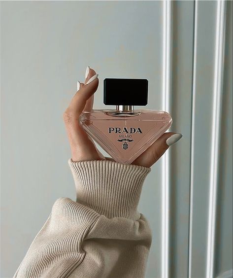 Prada Perfume, Estilo Rachel Green, Prada Aesthetic, Antique Perfume Bottle, Fragrances Perfume Woman, Long Lasting Perfume, Womens Wedding Dresses, Perfume Scents, Perfume Lover