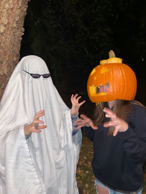 Carving Pumpkins Aesthetic With Friends, Halloween With Friends, Fall Sleepover, Fall Aesthetic Pictures, Halloween Sleepover, Studera Motivation, Halloween Friends, Fall Friends, You Are My Moon