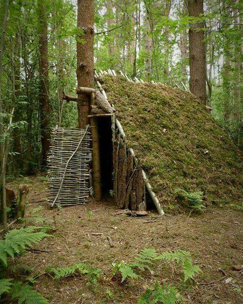 Outdoor Forts, Bushcraft Shelter, Camping Shelters, Survival Life Hacks, Bushcraft Camping, Survival Shelter, Survival Techniques, Survival Life, Homestead Survival