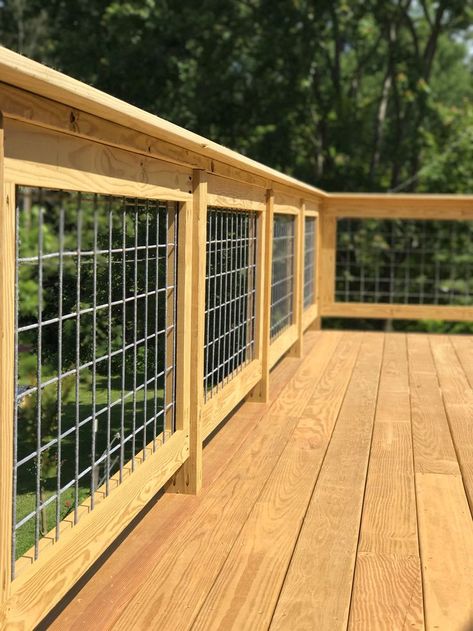 Guardrail Design Outdoor, Porch Spindle Ideas, Affordable Deck Railing Ideas, Cattle Panel Deck Railing, Porch Banister Ideas, Inexpensive Deck Railing Ideas, Deck Railing Ideas Cheap, Hog Wire Deck Railing, Outdoor Kitchen Deck