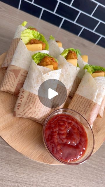 How To Wrap Mini Sandwiches, Mini Chicken Wraps, Mini Chicken Sandwiches, Mini Wraps, Wrap Chicken, Sandwich Breakfast, Sandwich Packaging, Snack Wrap, Reels Ideas