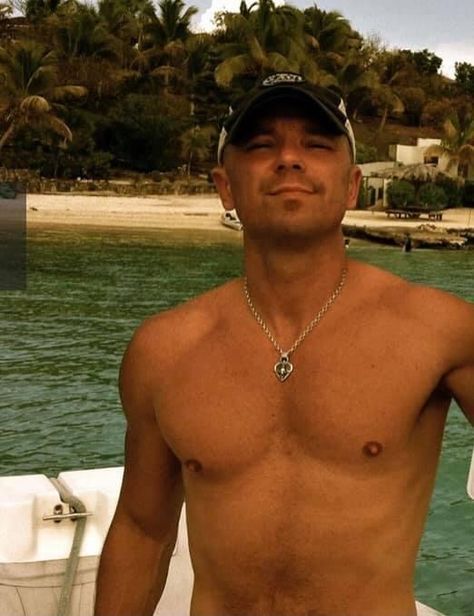 Kenny Chesney Selfie, Kenny Chesney Songs, Kenny Chesney Videos, Kenny Chesney Tour, Kenney Chesney, No Shoes Nation, Celebrity Men, Paul Walker Photos, Love My Man