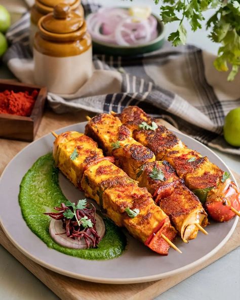 Panner Tikka Photography, Paneer Tikka Plating, Kebab Plating Ideas, Biryani Food Photography, Plating Indian Food, Indian Food Photography Aesthetic, Paneer Aesthetic, Paneer Tikka Photography, Kabab Food Photography