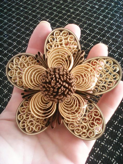 Diy Quilling Crafts, Quilling Flower Designs, Quilled Flowers, Paper Quilling Tutorial, Paper Quilling For Beginners, Paper Quilling Flowers, Paper Quilling Cards, Origami And Quilling, Quilling Work