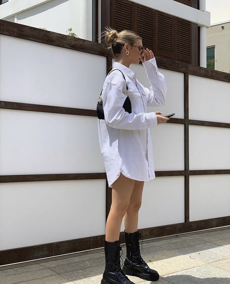 White Oversized Shirt Dress Outfit, White Button Down Shirt Outfit Doc Martens, White Chemise Outfit, Denim Skort Ootd, Camisa Blanca Outfit, White Oversized Shirt Outfit, Outfit Con Camisa, Oversized Shirt Outfit, Women Leggings Outfits