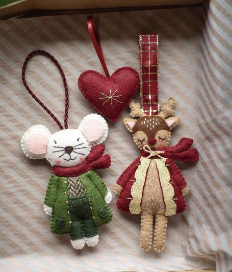 Diy Christmas Ornaments Felt, Felt Reindeer Ornaments, Felt Crafts To Sell, Reindeer Felt Ornaments Pattern, Felt Deer Ornament, Felt Mice Christmas, Felt Crafts Christmas Sculptures & Statues, Felt Christmas Tree Ornaments, Christmas Tree With Felt Mice