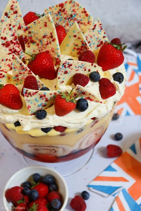 Jubilee Trifle - Jane's Patisserie Jelly Custard, Lemon Trifle, Pudding Trifle, Trifle Bowl Recipes, English Trifle, Trifle Dessert Recipes, English Desserts, Janes Patisserie, Berry Trifle