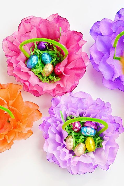 These coffee filter Easter baskets are SO PRETTY and perfect for Easter or any other spring event! It's a simple and colourful coffee filter craft that looks great on the Easter table. And they're so easy to make! Fill them with candy or a battery operated tea light! Easter Basket Crafts, Coffee Filter Crafts, Fun Easter Crafts, Easter Basket Diy, Diy Projects For Kids, Easter Projects, Spring Event, Diy Crafts For Kids Easy, Easter Crafts Diy