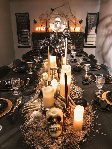 Décoration Table Halloween, Halloween Dining Room, Halloween Dinner Party, Halloween Table Settings, Table Halloween, Mini Frame, Casa Halloween, Halloween Party Dinner, Pumpkin Bead