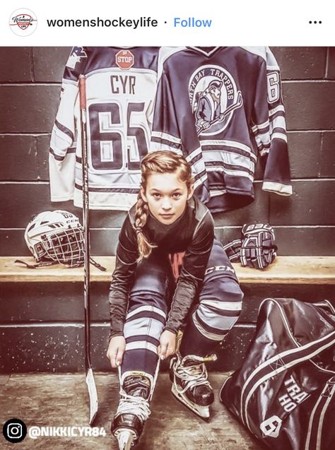 Hockey Goalie Photography, Hockey Pictures Ideas Kids, Hockey Poses Photo Ideas, Hockey Senior Pics, Ice Hockey Senior Pictures, Hockey Pictures Ideas, Hockey Photoshoot Ideas, Hockey Photoshoot, Hockey Portraits