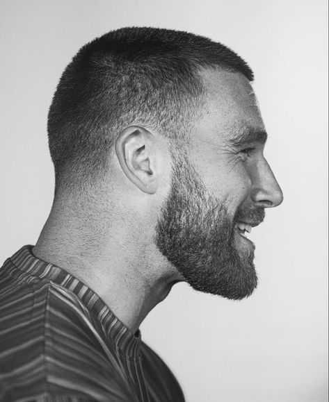 beautiful masculinity: Image Travis Kelce Beard, Travis Kelce Haircut, Men Buzzcut, Short Hair And Beard, Clean Cut Haircut, Men Short Hair Fade, Buzz Cut With Beard, Buzz Cut For Men, Short Hair Wedding