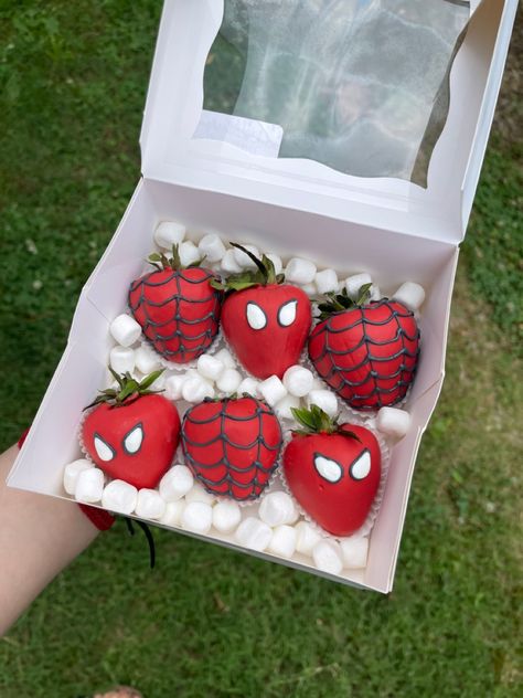 Spider Man Wrapping Ideas, Strawberry Spiderman, Spiderman Gift Basket For Boyfriend, Diy Spiderman Gift Ideas, Spiderman Chocolate Covered Strawberries, Spiderman Quinceanera, Spiderman Basket, Spiderman Gift Basket, Spider Man Gift Ideas