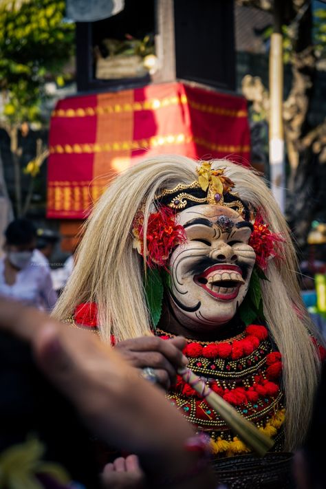 Tari Topeng From Bali, Indonesia Ogoh Ogoh, Traditional Culture, Traditional Dance, Painting Art Projects, Painting Art, Halloween Face, Theater, Face Makeup, Bali