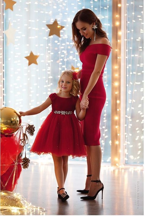 Xmas Photoshoot Ideas, Xmas Photoshoot, Mommy Daughter Dresses, Mommy Daughter Photoshoot, Mother Daughter Photoshoot, Christmas Poses, Family Christmas Outfits, Mommy And Me Photo Shoot, Mother Daughter Photos