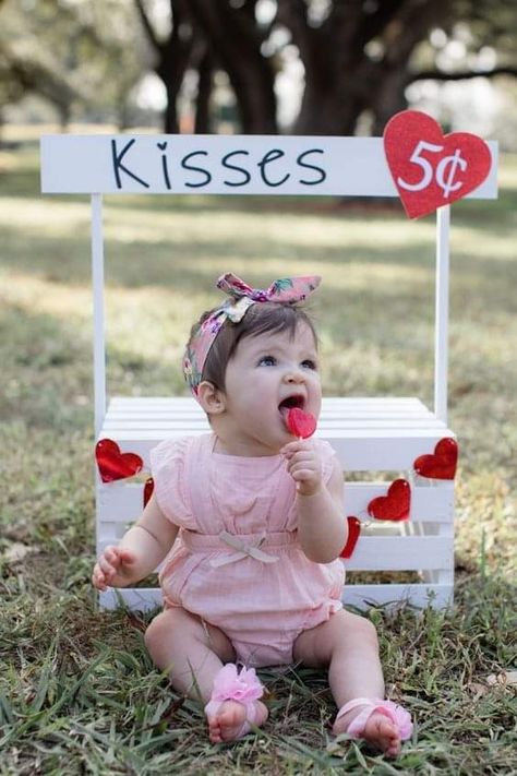 Kids Valentine Picture Ideas, Kissing Booth Mini Session, Valentines Day Baby Milestone Pictures, Valentines Day Baby Photoshoot At Home, Valentine Photo Shoot Outdoor, Diy Valentine Pictures Kids, Diy Kissing Booth Photo Prop, Valentines Photoshoot For Kids, Diy Valentine’s Day Photo Shoot Baby