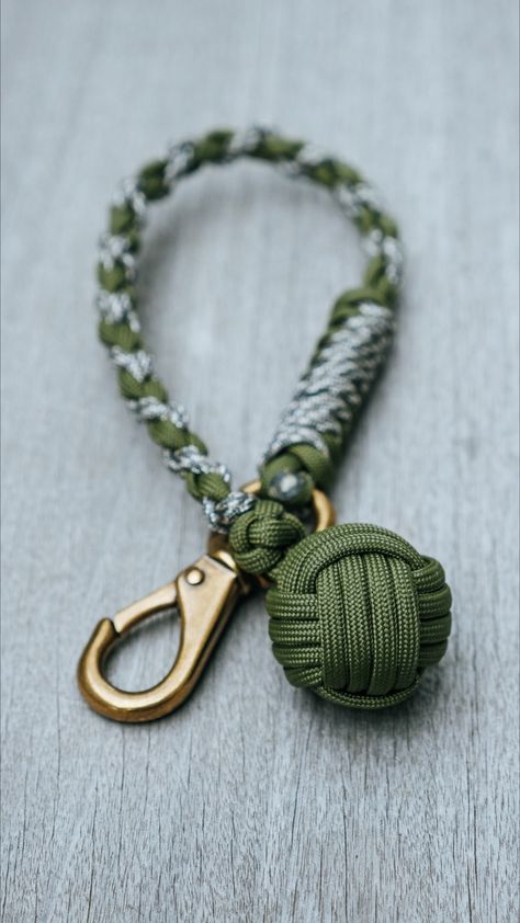 Keychain Self-Defense Tool Paracord   craftideas, survival, knot, boyscout, knots, knot paracord, nautical knot, decorative knot, paracord lanyard, paracord patterns, macramé Knotwork, survival bracelet, cording, paracord instructions, paracord knot, macrames, craftideas, macrame projects, how to paracord, paracord use, paracord bracelet, diy bracelets Paracord Wristlet, Paracord Instructions, Paracord Projects Tutorials, Monkey Fist Keychain, Parachute Cord Crafts, Paracord Monkeyfist, Paracord Patterns, Seal Training, Paracord Projects Diy