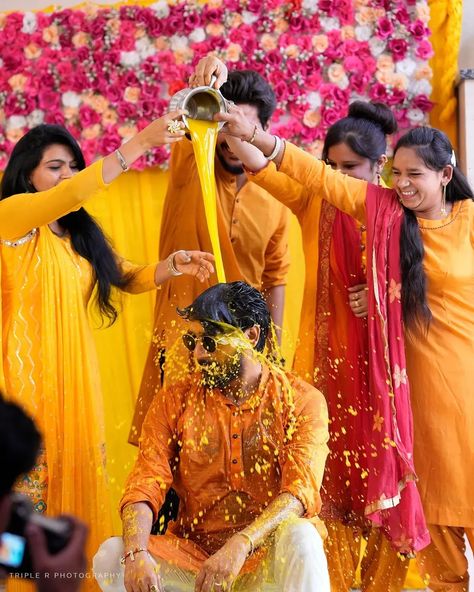 https://instagram.com/triplerphotography.in?igshid=YmMyMTA2M2Y= Haldi Function Pictures, Haldi Ceremony Boys Stills, Boy Haldi Photography, Dulha Photo, Boys Haldi Ceremony, Haldi Groom Poses, Haldi Photography Ideas For Bride, Haldi Boy, Haldi Stills