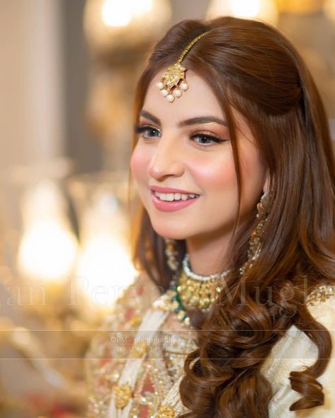 Pakistani Wedding Hairstyles, Reception Hairstyles, Easy And Beautiful Hairstyles, Pakistani Bridal Hairstyles, Mehndi Hairstyles, Hairstyles For Gowns, Hair Style On Saree, Engagement Hairstyles, Engagement Makeup