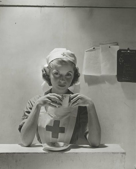 Nursing Pictures, History Of Nursing, Red Cross Nurse, Nurse Photos, Nurse Aesthetic, Nurse Art, Nurse Rock, Vintage Nurse, Vintage Medical