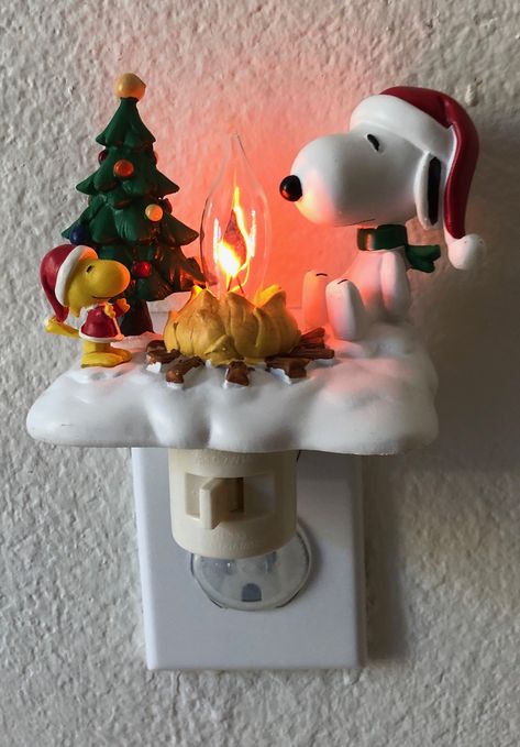 Christmas Decor Bedroom Aesthetic, Snoopy Home Decor, Snoopy Room Decor, Campfire Christmas, Snoopy Nursery, Snoopy Decorations, Snoopy Decor, Snoopy Christmas Decorations, Snoopy Things