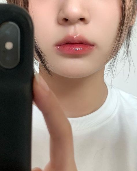 Korean Lip Balm, Lip Gloss Korean, Korean Lip Gloss, Lip Gloss Cute, Cupids Bow Lips, Cute Lip Gloss, Overlined Lips, Lifter Gloss, Heart Shaped Lips