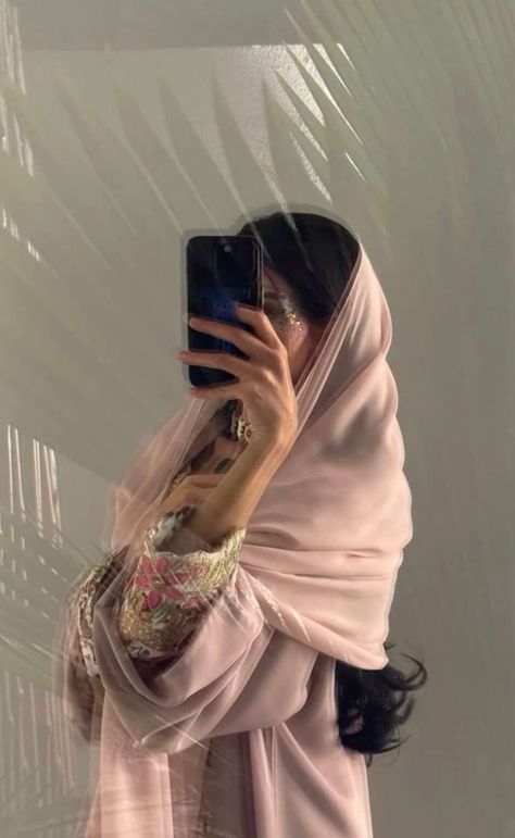 Arabic Girls Aesthetic, Abaya Aesthetic Pictures, Arab Aesthetic Girl, Arabic Women Aesthetic, Arabic Girl Aesthetic, Aesthetic Wallpaper For Whatsapp, Khaleeji Girl Aesthetic, Arab Girl Aesthetic, Khaleeji Aesthetic