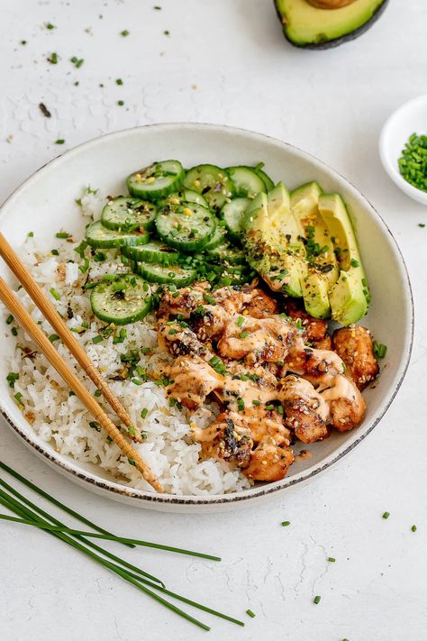 Spicy Salmon Bowls with Coconut Rice Miso Salmon Bowl, Poke Bowl Salmon, Spicy Salmon Bowl, Easy And Healthy Dinner Recipes, Healthy Salmon Burgers, Pescatarian Recipes Healthy, Meal Bowls, Salmon Bowls, Salmon Rice Bowl