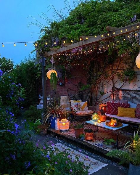 Boho Backyard With Pool, Peaceful Backyard Landscaping, Witchy Bathroom Ideas Bohemian, Turkish Garden Outdoor Spaces, Vintage Backyard Decor, Enchanted Backyard, Hippie Backyard, Outdoor Oasis Patio, Hippie Garden Ideas