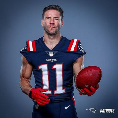 New England Patriots (@patriots) • Instagram photos and videos Gronk Patriots, Edelman Patriots, Tom Brady Football, England Football Players, Nfl Patriots, Patriots Fans, Best Football Players, Julian Edelman, Patriots Football