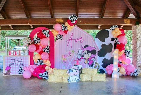 Ava’s Cowgirl Minnie 🐮🎀 ⠀⠀⠀⠀⠀⠀⠀⠀⠀⠀⠀ Sweets - @sweets.bg Cake - @cakes_by_olga ⠀⠀⠀⠀⠀⠀⠀⠀⠀⠀ ⠀⠀⠀⠀⠀⠀⠀⠀⠀⠀⠀⠀⠀⠀⠀⠀⠀⠀⠀⠀⠀⠀⠀ #cowgirlminnie… | Instagram Vaquera 1st Birthday, Minnie Mouse Barnyard Party, Minnie Mouse Rodeo Party, Minnie Cowgirl Party, Minnie Farm Birthday, Western Minnie Mouse Party, Minnie Mouse Farm Birthday Party, Minnie Mouse Cowgirl Party, Barbie Cowboy