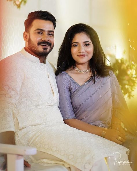 Engagement At Home Indian, Pose With Boyfriend, Engagement At Home, Engagement Portraits Poses, Saree Shoot, Saree Pose, Couple Posts, Outfit Engagement, Portraits Poses