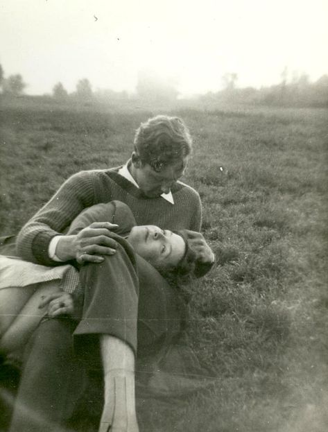 Lovely vintage photograph. I adore this so much. Couples Vintage, Relationship Things, Dream Relationship, Old Fashioned Love, Shel Silverstein, Vintage Couples, Owl City, Soul Mates, Vintage Versace